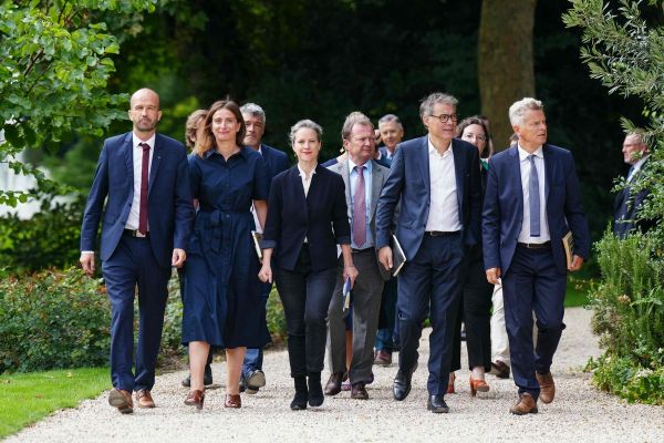 DIRECT. Nomination du premier ministre : les tractations se poursuivent, un jeu de dupe entre Macron et le NFP ?