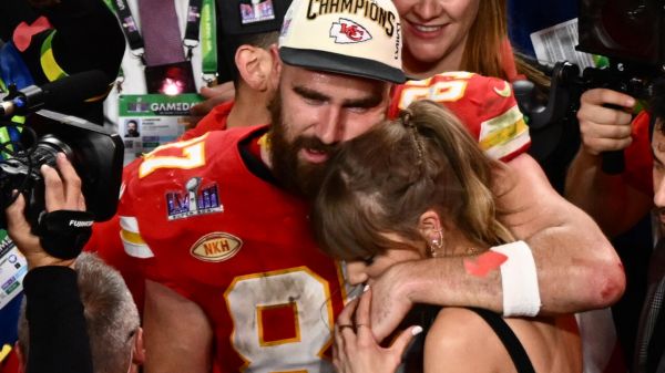 Foot américain: contrat d'ampleur entre Amazon et les frères Kelce pour leur podcast