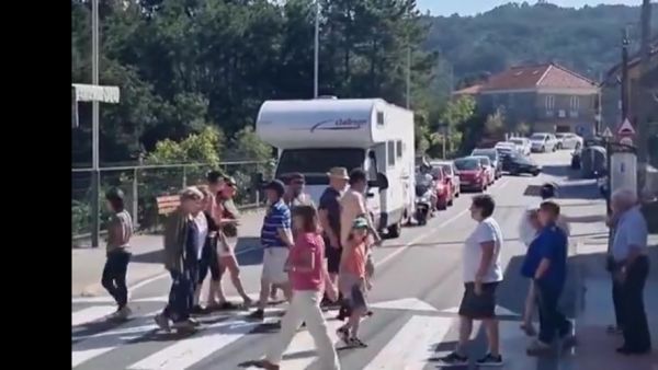 VIDÉO. Espagne : des habitants d'une ville côtière traversent sans arrêt des passages piétons pour montrer leur ras-le-bol face aux touristes qui stationnent de façon anarchique