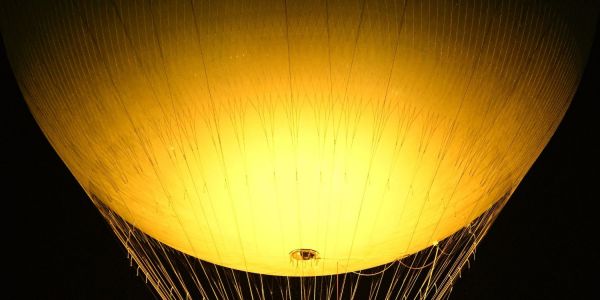 Sous le ciel de Paris… une flamme s’envole.