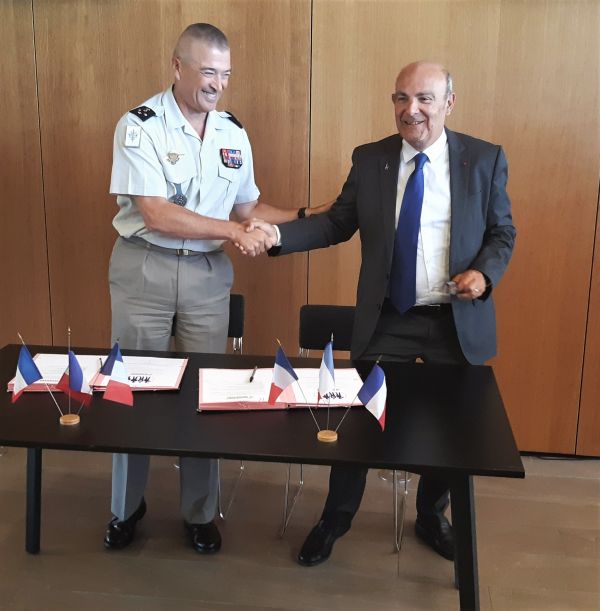 Dassault Aviation signe le manifeste ProMiles avec le chef d'état-major des armées