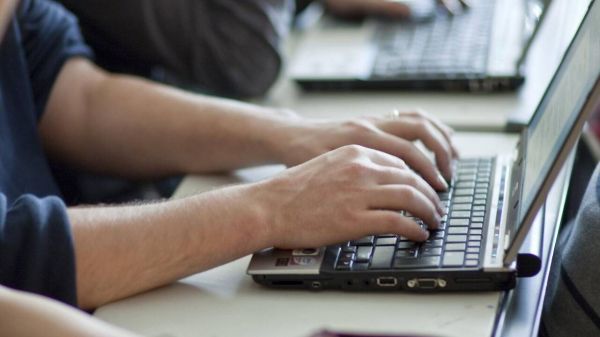 La Suisse devrait proposer dès 2025 des formations en intelligence artificielle