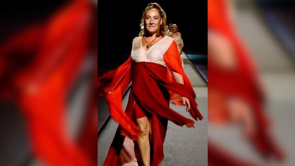 Vidéo. « La mort m'est familière, donc j'ai décidé de me faire enterrer avec cette tenue », atteinte d'un cancer du sein, elle défile avec ses tatouages