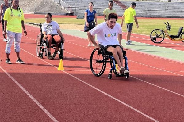 Jeux Paralympiques 2024 : les élèves de l'école handisport de Nouvelle-Calédonie soutiennent leurs athlètes