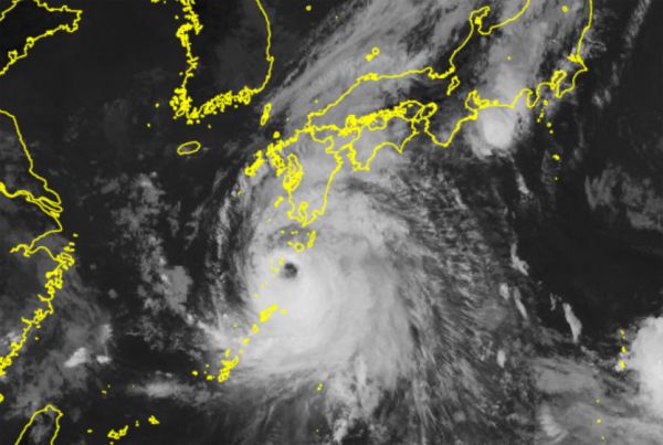 Le Japon en alerte maximale avant l'arrivée d'un typhon "extrêmement puissant"