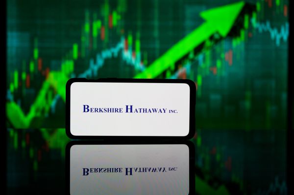 Warren Buffett au sommet : Berkshire Hathaway dépasse les 1 000 milliards de dollars