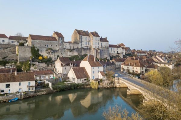 Le village de Pesmes se cherche un avenir dans l'architecture