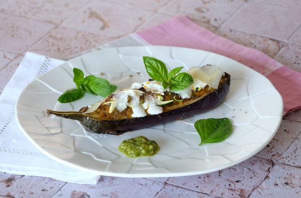 Aubergine farcie, ricotta tomatée et pesto