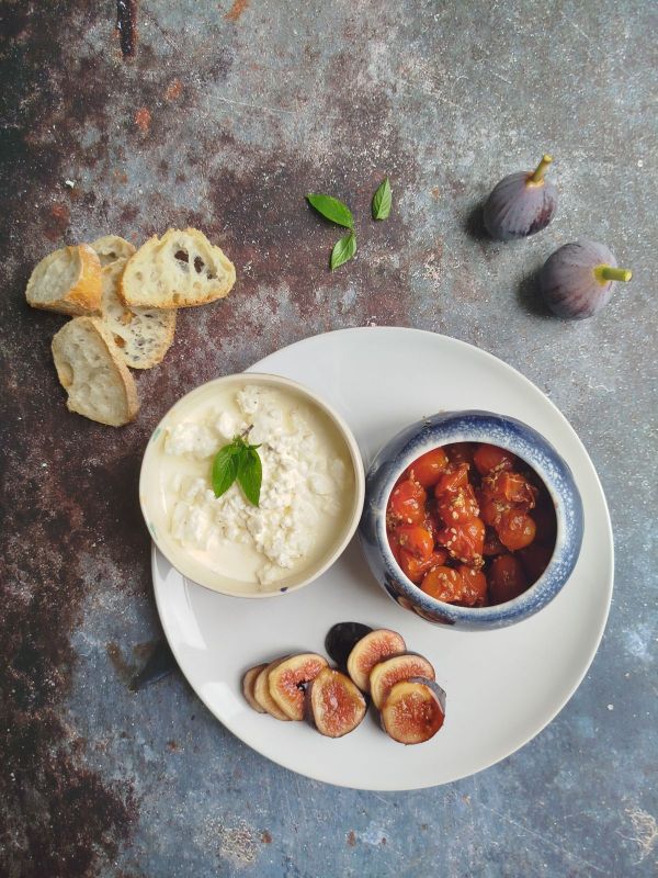 Petites tomates confites au sésame, feta et figues au balsamique