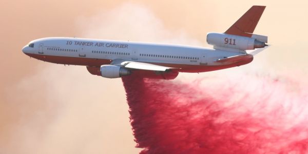 Avion-citerne, même mot mais sens différent entre le français et le québécois.