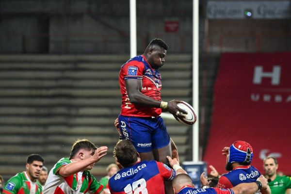 Déception à Béziers : Nkinsi dénonce le manque d’engagement après le revers face à Biarritz
