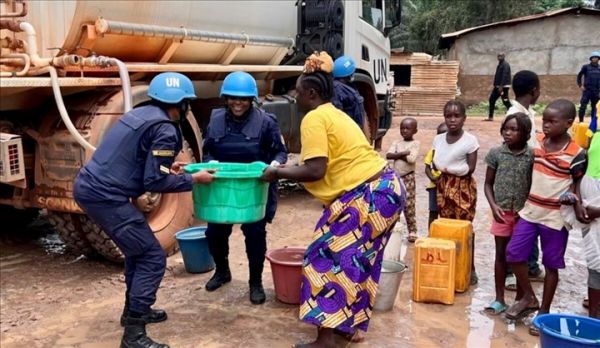 Distribution deau potable à Bangui par les forces de police camerounaises déployées au sein de la MINUSCA (MINUSCA)