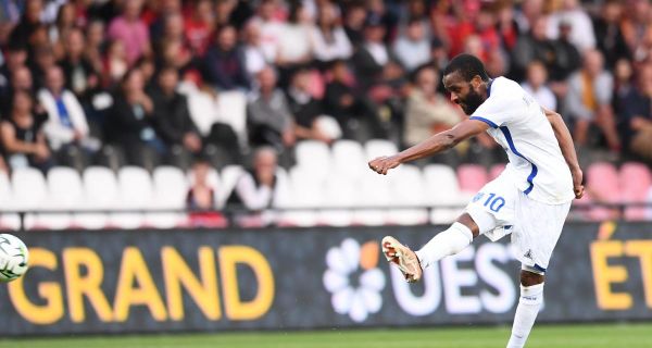 Troyes : le magnifique coup-franc de Youssouf M'Changama avec les Comores