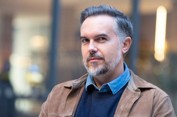 "On s'en tape", Maxime Chattam, le mari de Faustine Bollaert face à une internaute violente : il l'affiche et lui répond