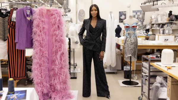 A Londres, Naomi Campbell pose pour la galerie