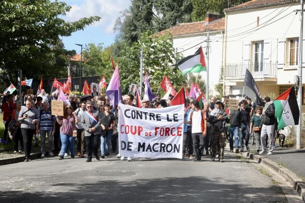 Un millier de personnes défilent à Angoulême « contre le coup de force de Macron »