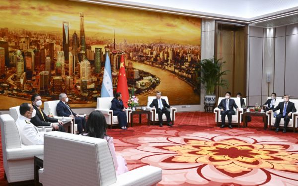 Le pr�sident ouzbek rencontre un haut responsable chinois