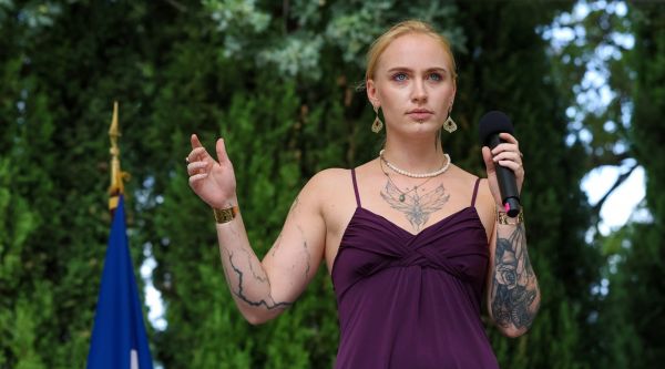 Mila, invitée par Eric Zemmour à se produire devant 1800 militants aux Universités d'été de Reconquête! à Orange