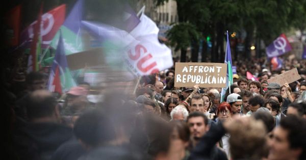En colère et "reléguée au rôle d'opposition impuissante”, la gauche descend dans la rue