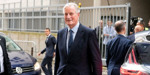«Je ne suis pas là pour raconter des histoires» : Michel Barnier dévoile sa méthode devant le personne d'un hôpital parisien