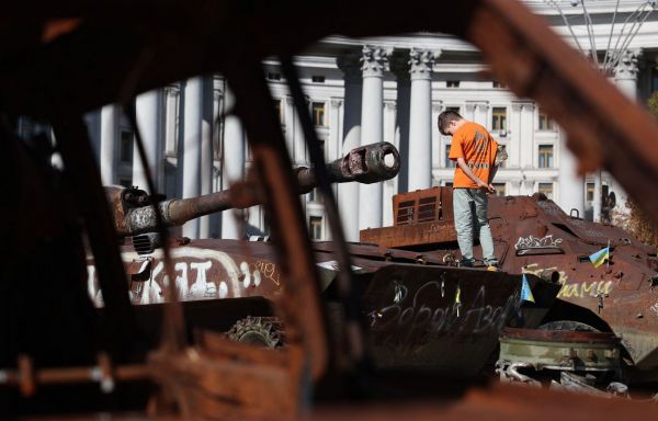 Kiev frappe un dépôt de munitions russe, Moscou avance dans l'est de l'Ukraine
