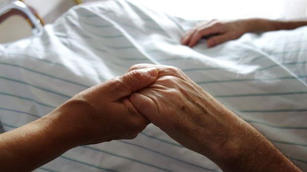 Aide médicale à mourir: les personnes atteintes d'Alzheimer pourront bientôt faire une demande anticipée