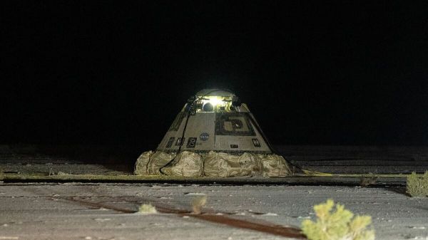 EN IMAGES | La capsule Starliner de Boeing de retour sur Terre, les deux astronautes toujours dans l'espace