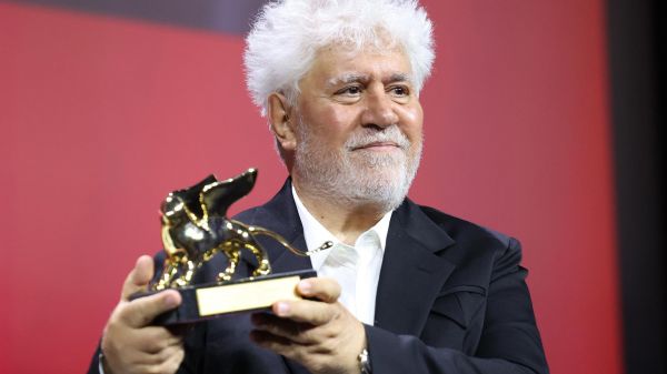 À la Mostra de Venise, le Lion d'or décerné à l'Espagnol Pedro Almodovar, pour « La chambre d'à côté »