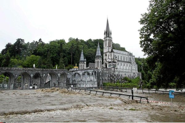 Une partie du sanctuaire de Lourdes inondée à cause de fortes pluies