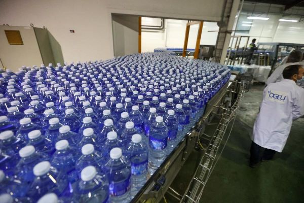 Les Eaux d'Ogeu fournissent 1 200 bouteilles d'eau à la vallée d'Aspe sinistrée