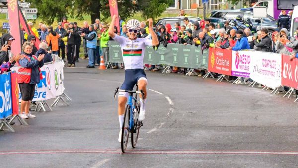 Tour cycliste féminin international de l'Ardèche : l'émotion de la réfugiée afghane Fariba Hashimi, victorieuse sur le mont Lozère