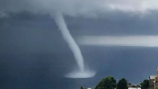 EN IMAGES - Une impressionnante trombe marine au large de Quiberon, dans le Morbihan
