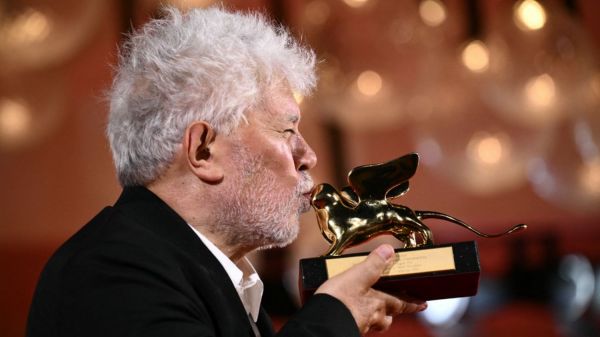 Mostra de Venise : Pedro Almodovar Lion d'or pour "La chambre d'à côté", Vincent Lindon meilleur acteur dans "Jouer avec le feu"