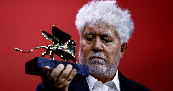 Pedro Almodóvar "enfin” sacré à la Mostra de Venise avec "La chambre d'à côté”