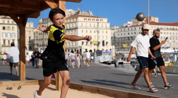 Pétanque et jeu provençal : pourquoi séduisent-ils de plus en plus les jeunes ?