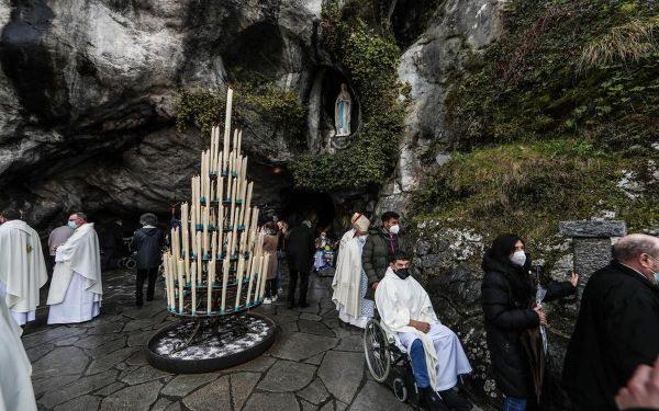 Lourdes : la grotte du sanctuaire a rouvert au public après d'importantes inondations