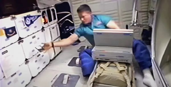 Ejecter une disquette dans l'espace [vidéo] - 2Tout2Rien
