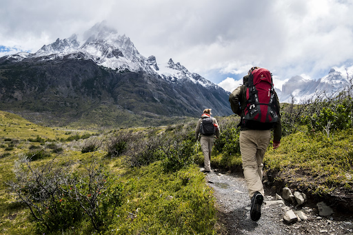 Pantalon de randonnée : quelle différence entre un modèle softshell et hardshell ?