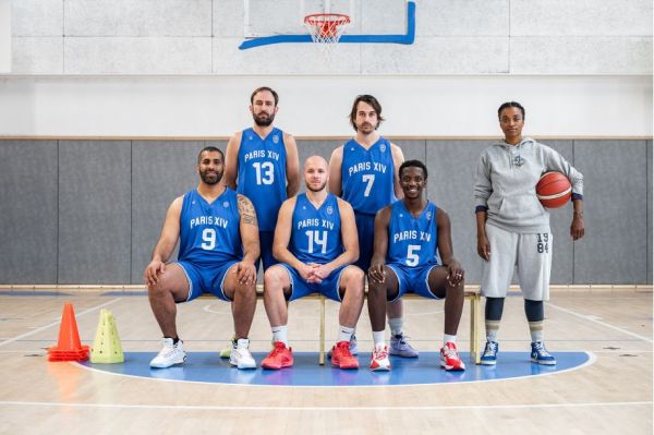 "24 secondes", le spectacle gratuit qui mêle basket et théâtre dans un gymnase parisien