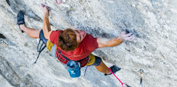 Seb Bouin sur la falaise du Pic Saint-Loup tente d'ouvrir Wolf Kingdom (9b+) 