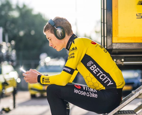 Bowers & Wilkins embarque avec Visma | Lease a Bike
