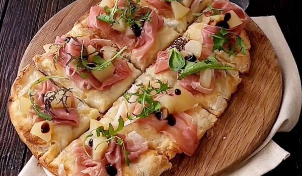 Ma pinsa Prosciutto di San Daniele gorgonzola et poire confite... parce que moi ce p'tit jambon là...