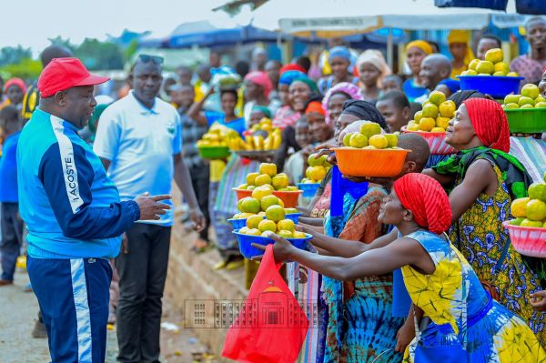 Burundi : le chef d'État soutient les marchandes d'agrumes à Rumonge