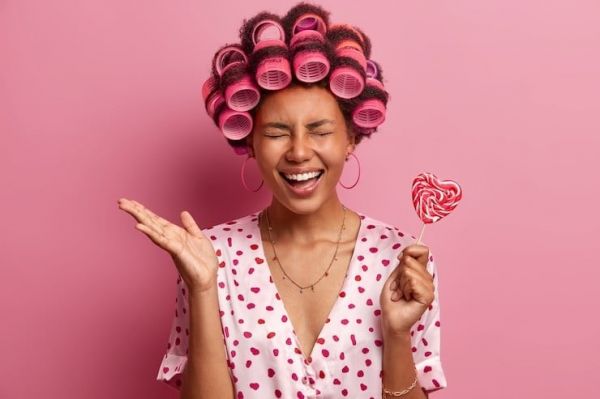 L'innovation cosmétique : quand la gelée bouclante et le sérum cheveux réinventent les tendances capillaires en France