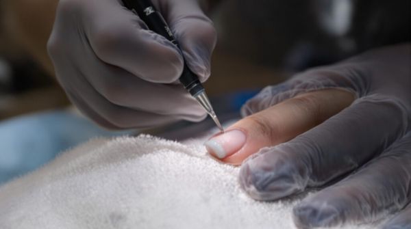 Faux ongles rongés : pose et soins esthétiques