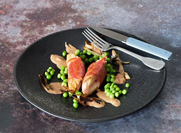 Filets de rouget à la coppa, petits pois et sauce au vin rouge