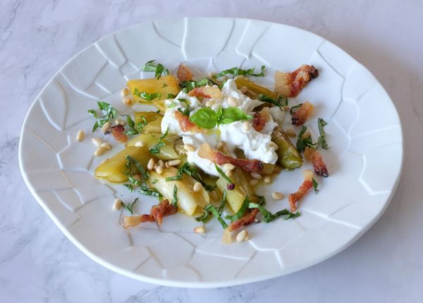 Poireaux nouveaux à la burrata, guanciale, pignons et basilic ciselé