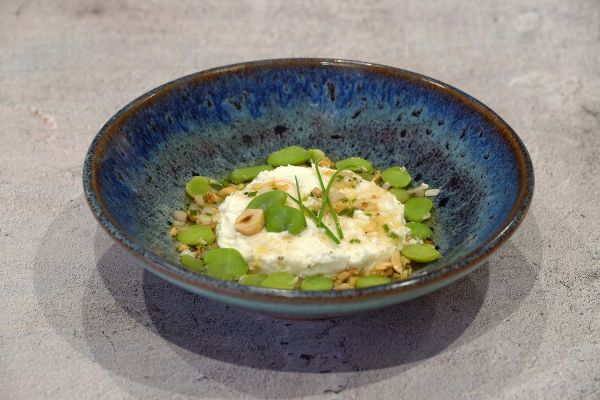 Entrée fromage de chèvre frais, fèves et vinaigrette aux noisettes
