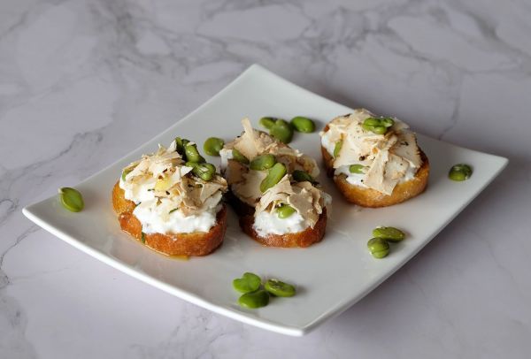 Toasts ou tartines gourmandes à la ricotta salata  de Simone Zanoni et fèves fraîches