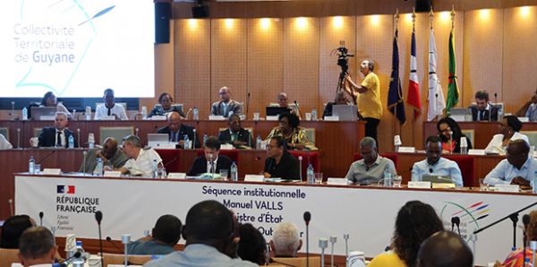 Évolution statutaire : face au congrès des élus de Guyane, Manuel Valls joue la carte du dialogue